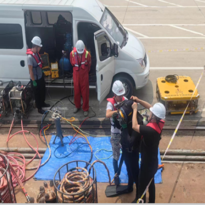 空化射流水下清洗機(jī)器人進(jìn)行水下清洗施工現(xiàn)場